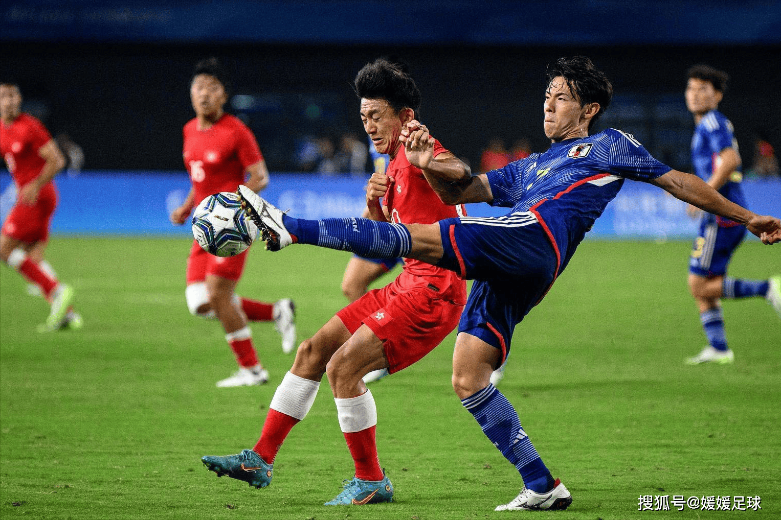 包含足球比赛场面火爆，球员状态火热表现抢眼的词条