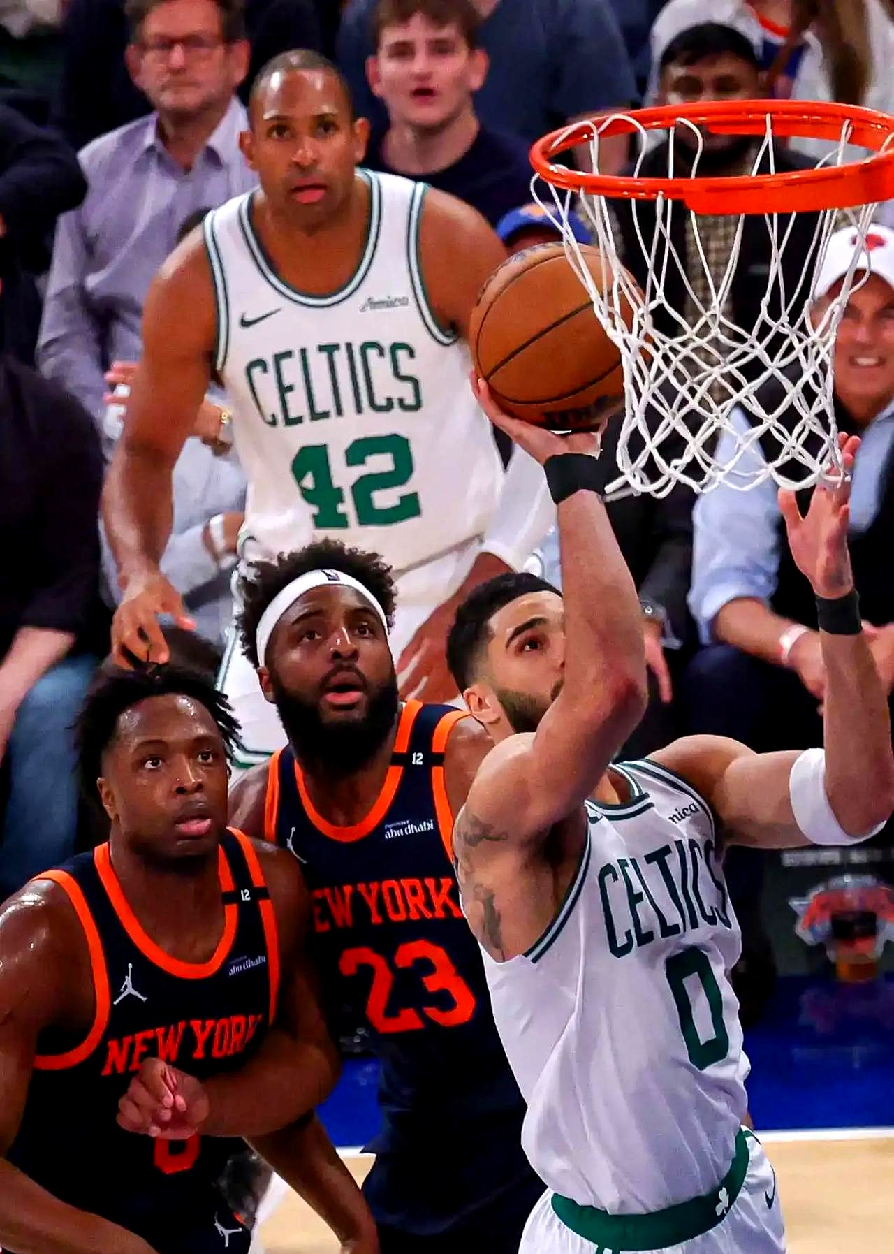 爱游戏大厅-雄鹿队输给尼克斯，防守不力引发总动员的简单介绍