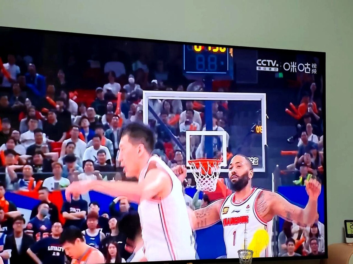 AYXapp下载-篮球场上悍将对阵，场面异常火爆