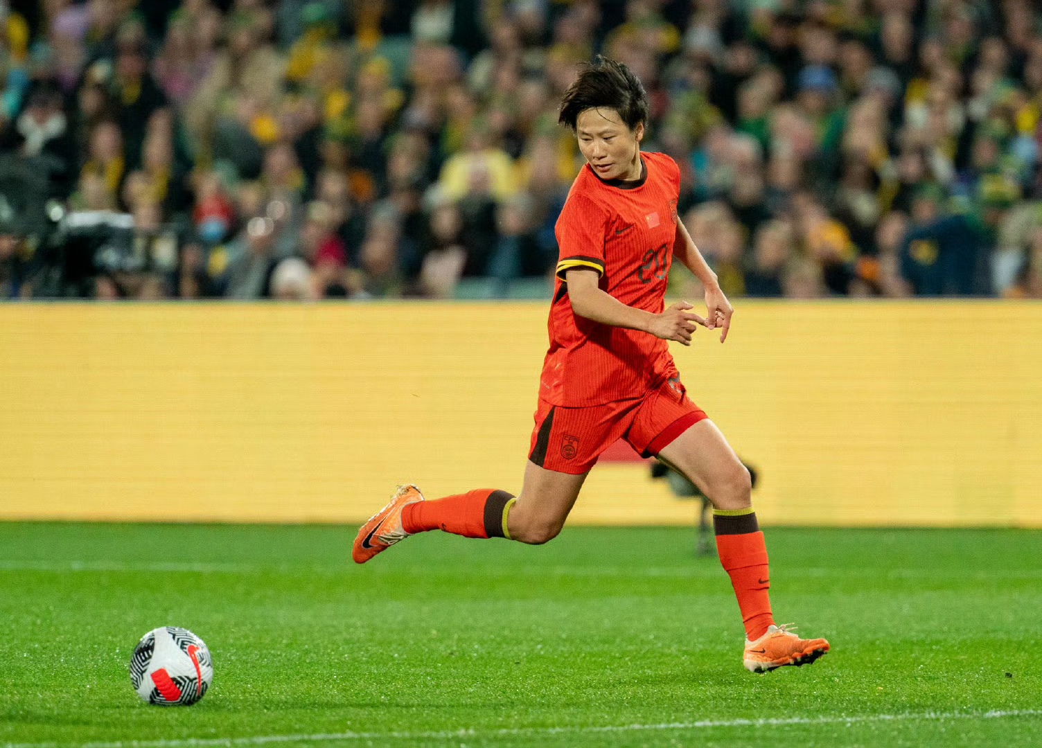 比赛中女运动员表现出色，助球队取得胜利的简单介绍