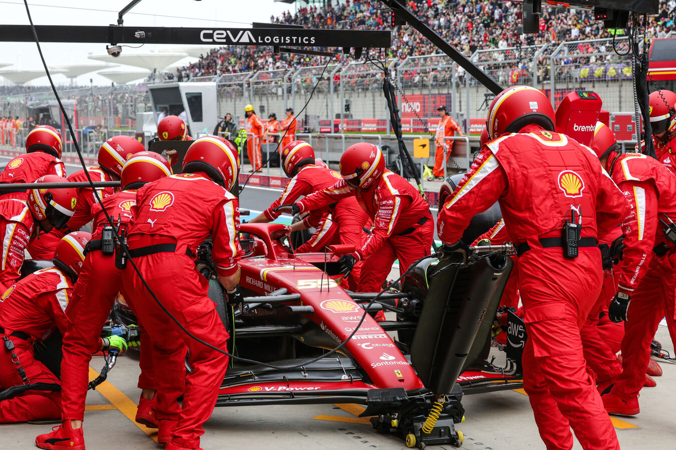 雷诺车队险胜迈凯伦，塞恩斯扛起全队的简单介绍