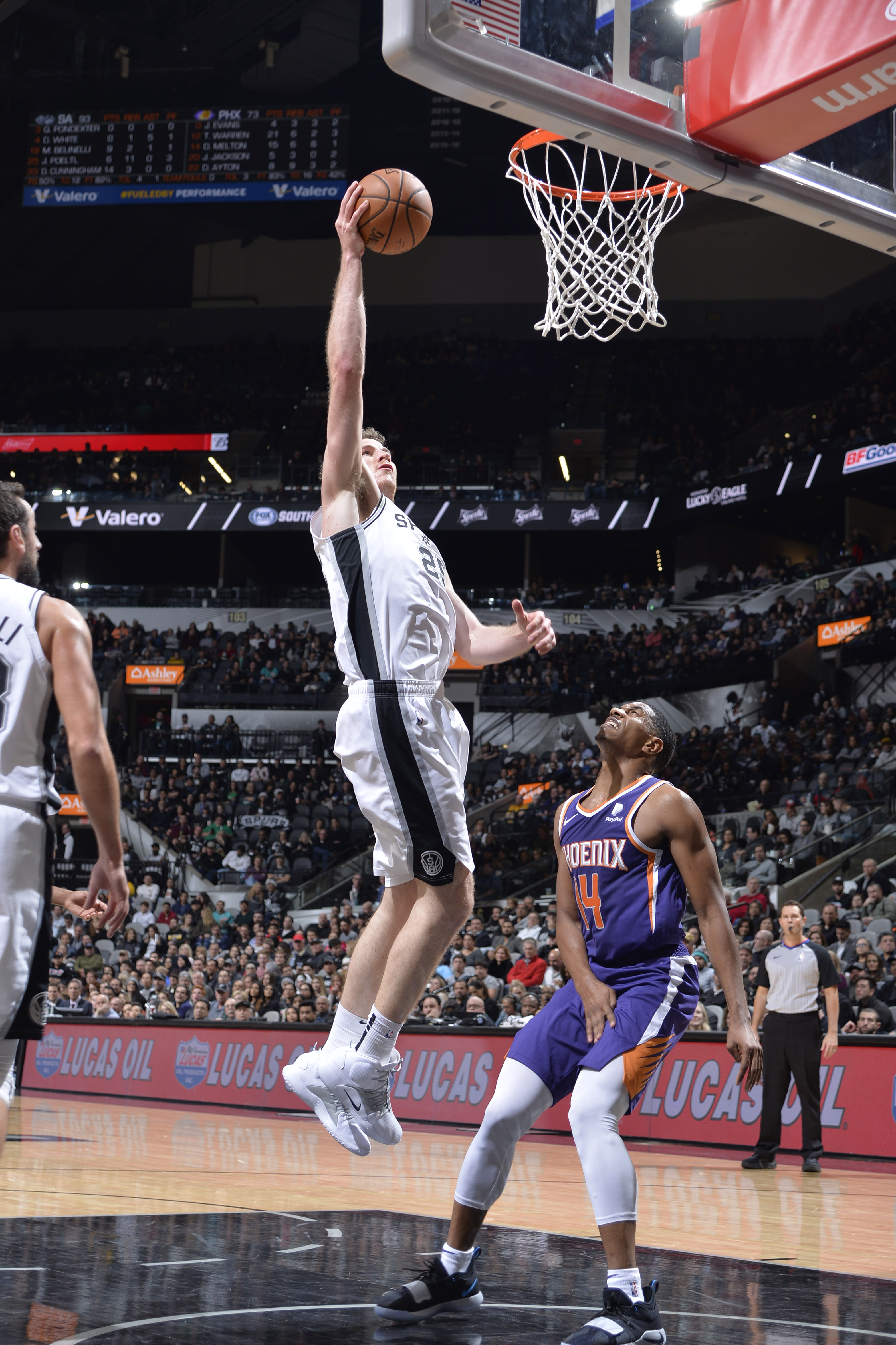 爱游戏APP-太阳险胜马刺，布伦森带队取胜